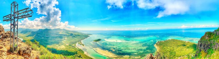 Vrcholové foto s křížem na Le Morne Brabant