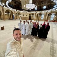 Interiér mešity Al Fateh