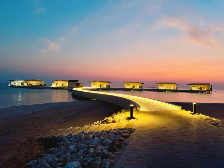 Water vily při západu slunce (Hawar, Bahrajn)